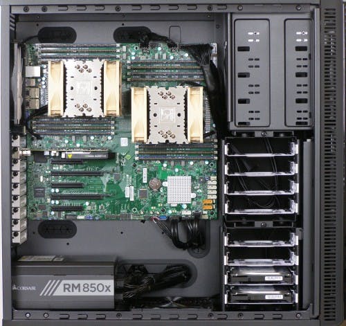 Dvouprocesorový server se 64 procesorovými vlákny a 512 GB RAM