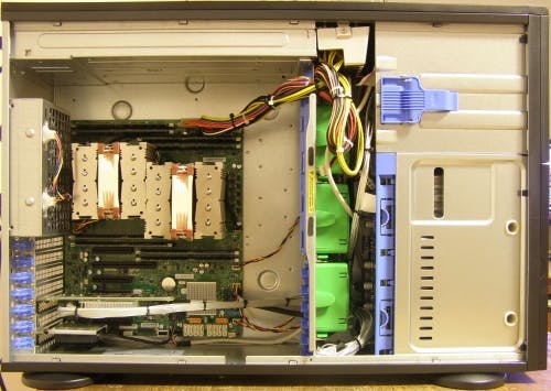 Dvouprocesorový server s dvěma diskovými poli